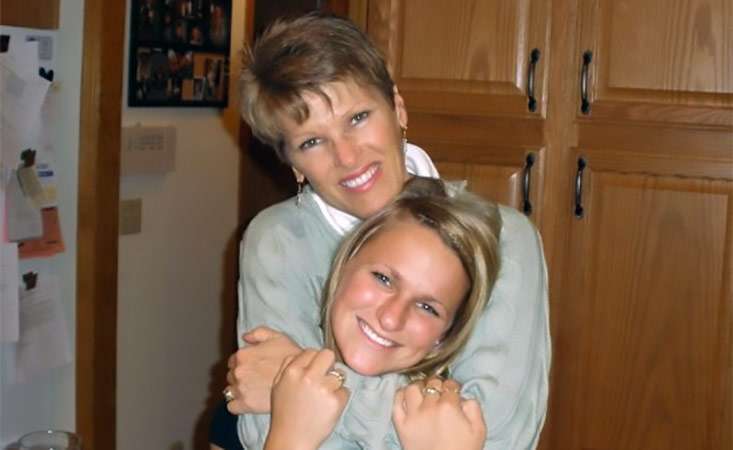 Feature image Mother with pancreatic cancer embracing her daughter who took care of her