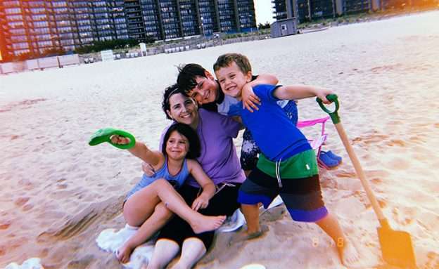 Feature image Pancreatic cancer survivor enjoys time with her three children