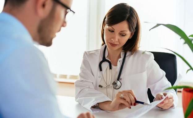 Feature image Doctor discusses stage 4 pancreatic cancer diagnosis with patient