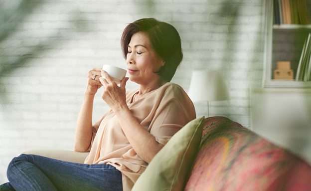 Feature image Pancreatic cancer patient drinks peppermint tea to reduce nausea