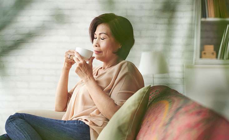 Pancreatic cancer patient drinks peppermint tea to reduce nausea