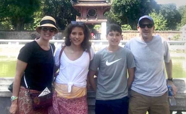 Feature image National Asset Management Firm Executive and pancreatic cancer advocate with his family