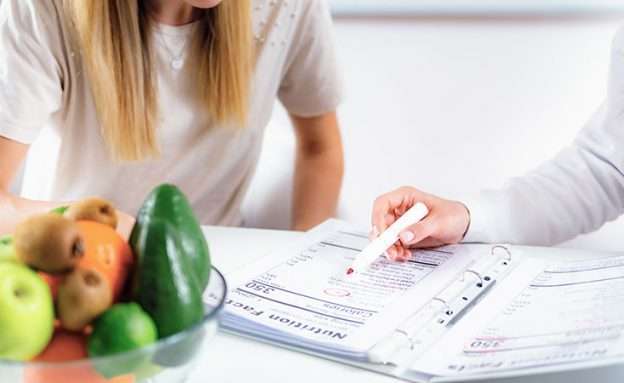 Feature image Pancreatic cancer survivor discussing nutritional challenges with dietitian