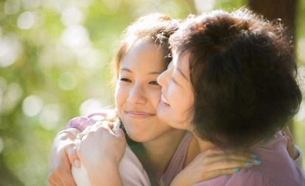 Feature image Daughter with her mom who was diagnosed with pancreatic cancer