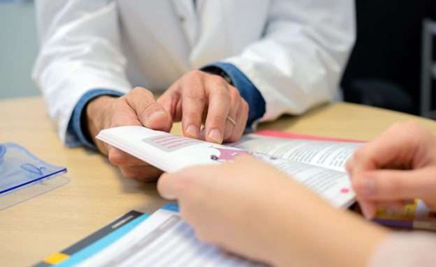 Feature image Doctor teaches pancreatic cancer patient about her diagnosis and treatment