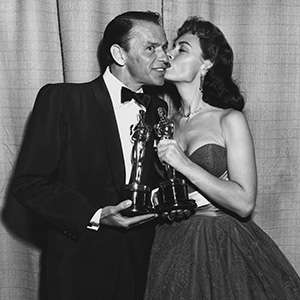 Foto hitam putih Donna Reed dan Frank Sinatra dengan Oscar