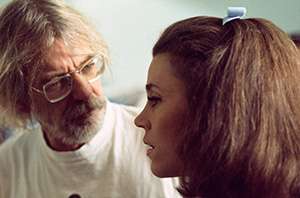Foto hitam putih Hal Ashby dengan Jane Fonda di lokasi syuting Coming Home.