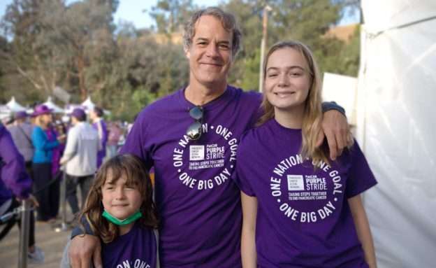 Feature image Actor Josh Stamberg and daughters at PanCAN PurpleStride Los Angeles 2022